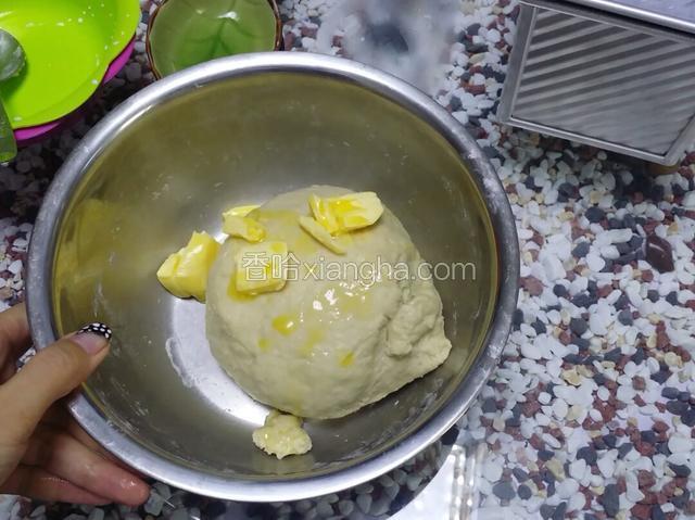 搅拌并揉至光滑的面团后，加入黄油继续揉面，面要揉到起筋膜为止，然后放于温暖处进行第一次发酵