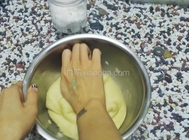 用按压的方式排气，不要反复的揉，否则做出的土司就不拉丝了