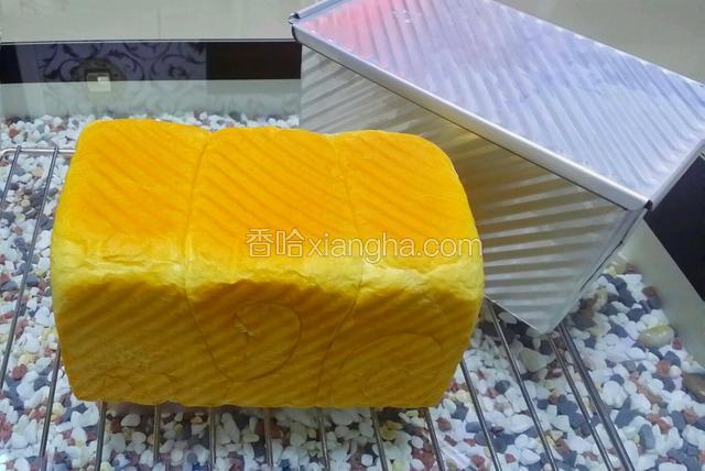 拉丝效果也很棒，晾量后的土司就可以切片啦，还可以用土司做土司披萨哟o_O