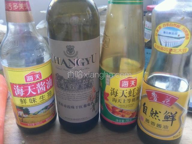 还是调料，把酱油，生抽，料酒，耗油，红糖和干红葡萄酒混合均匀，调成酱汁