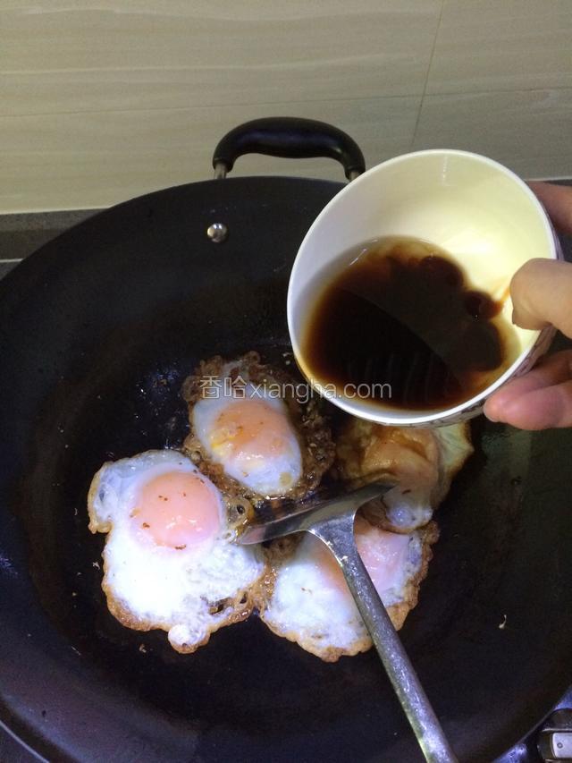 然后倒入煎好的鸡蛋，和那碗汤汁下锅煮。