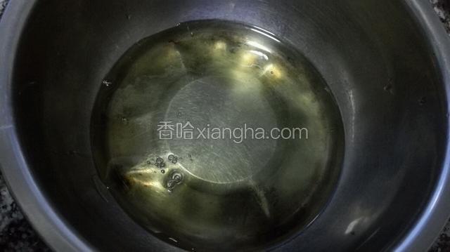 蛋清放入无油无水的干净容器！（一定要保证盆里干燥）