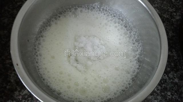 这时我们来打蛋白，蛋白先加入两滴白醋，用打蛋器打到鱼眼状时加入三分之一白糖！