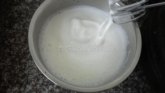 打到小泡时继续加入三分之一白糖！