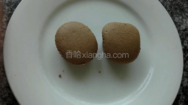 蛋糕烤好晾凉脱模！准备装饰！
