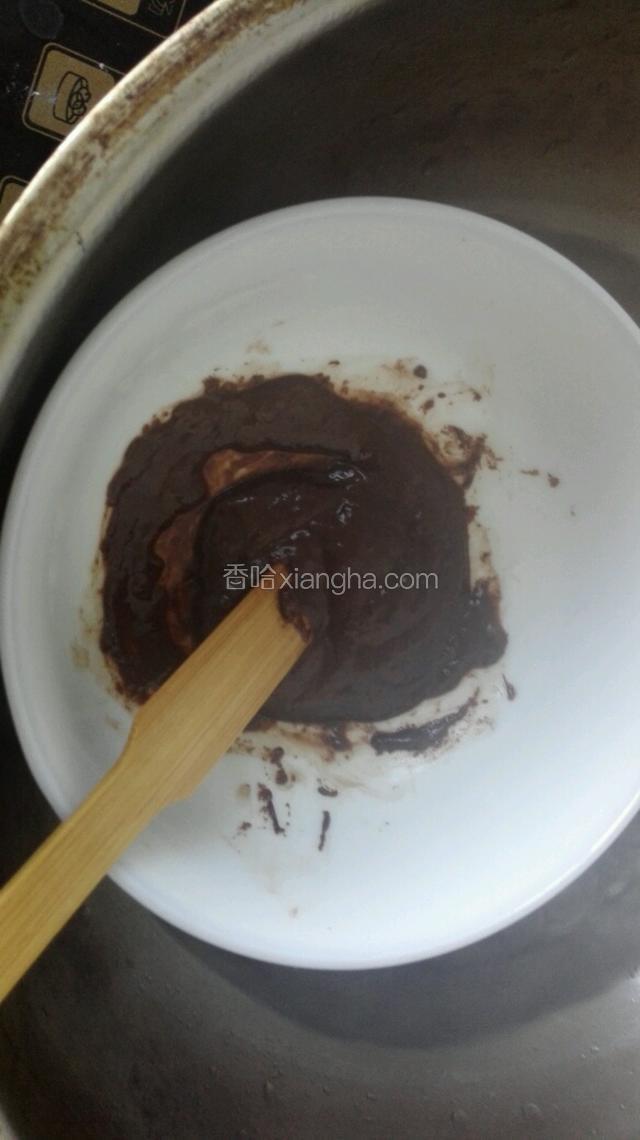 巧克力加热融化之后蛋糕面上粘上巧克力，趁热放上奥利奥饼干，饼干提前从中间掰开，然后按自己发挥装饰就可以了！
