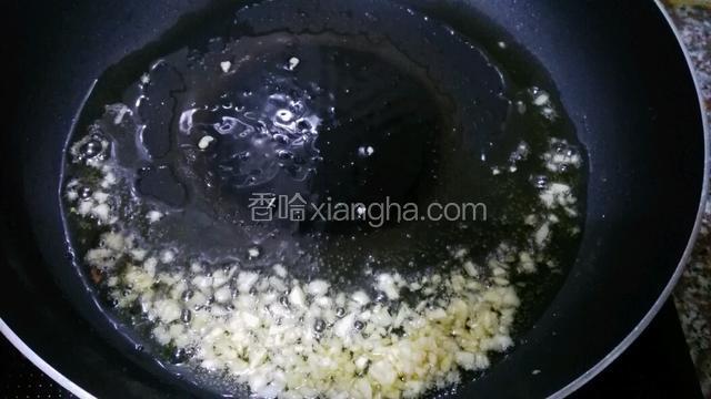 最后锅烧热油 把蒜放入爆香一下