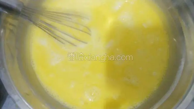 把牛奶液慢慢倒入鸡蛋液 一边搅拌
