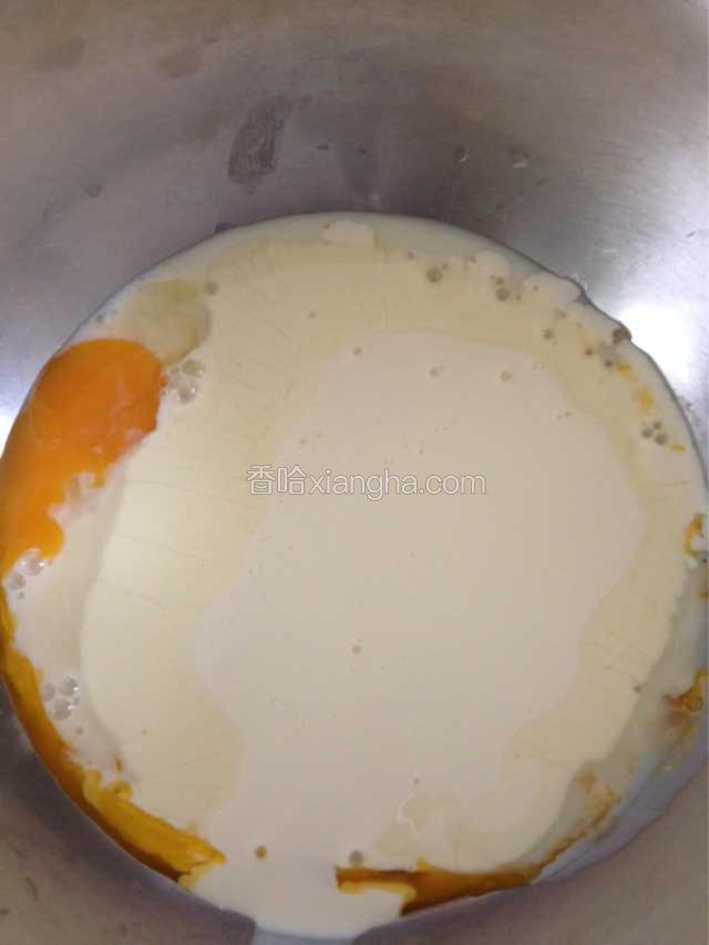 蛋黄一个加入炼乳和淡奶油搅拌