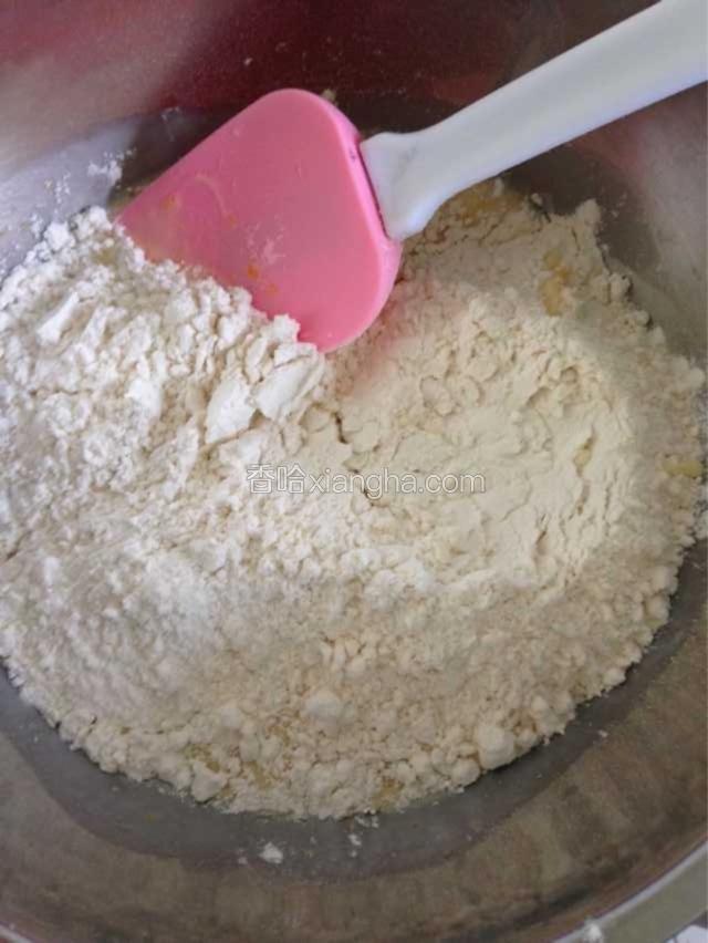 加入低筋粉和泡打粉
