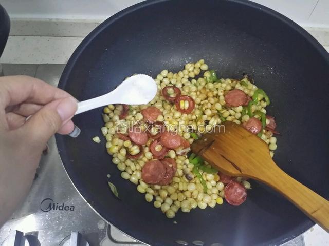翻炒均匀，然后加盐