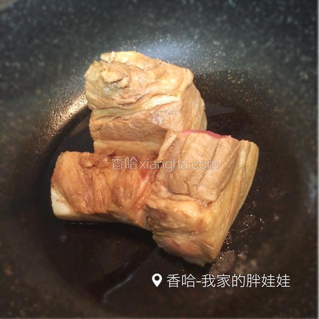 然后锅里少许油，把五花肉的皮朝下炸出颜色，五分钟左右起锅