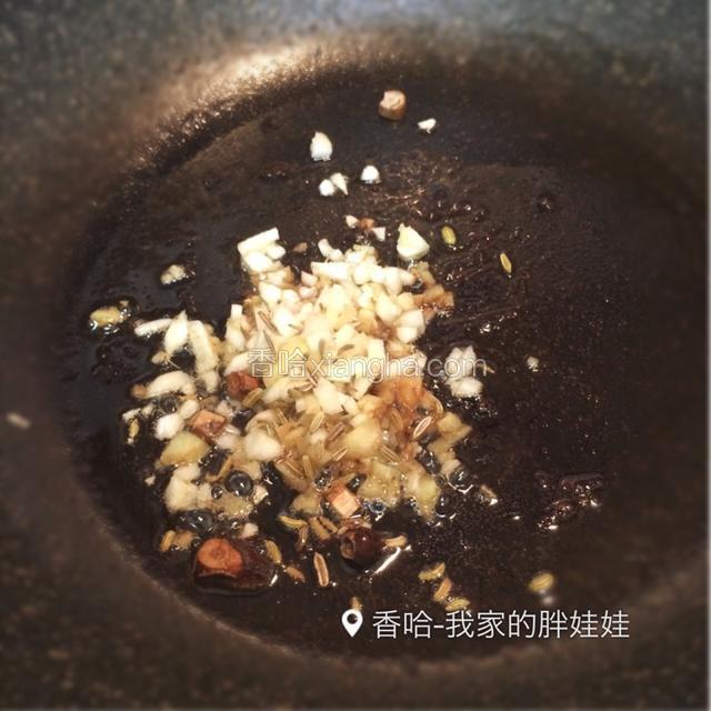 锅里不用放油了，用刚才炸过五花肉的油，放入姜蒜、香料炒香，倒入梅干菜，加糖加蚝油，快炒几下起锅