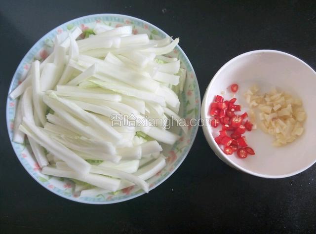 准备好食材，大白菜切丝，小米椒切段，大蒜切蒜末