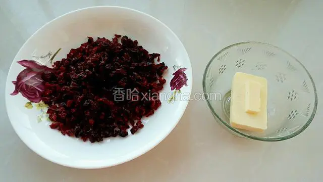 蔓越莓切稍微碎一些，也不要太碎了。