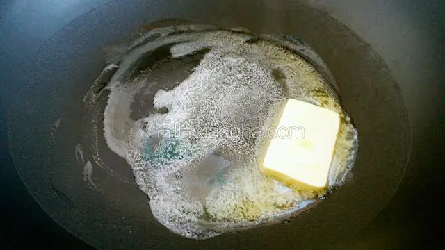 黄油放入锅中小火融化。