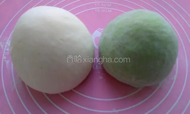 菠菜打成汁活面 ，再活一块原色面团。盖上放一边醒上