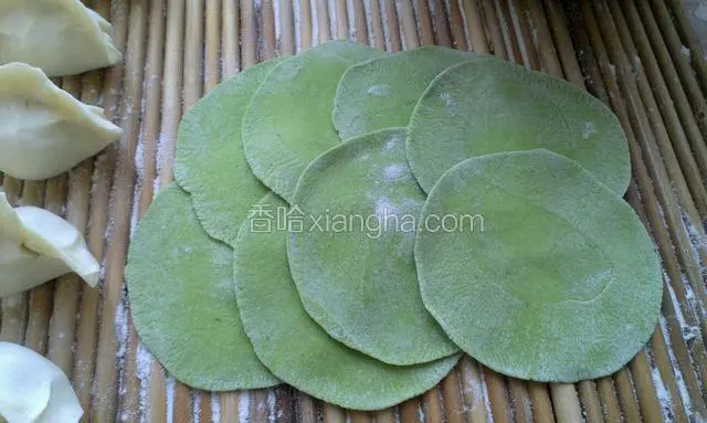 把菠菜面也一样搓成条，切成小剂子，擀皮包馅