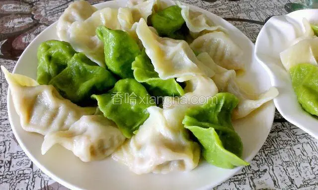 饺子熟了，盛盘享用