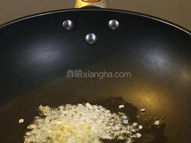 锅中下油10克，大火烧热，用葱姜蒜爆炒。