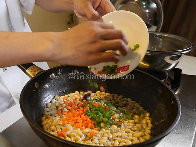 15分钟后放入胡萝卜丁，青椒丁煮2分钟。