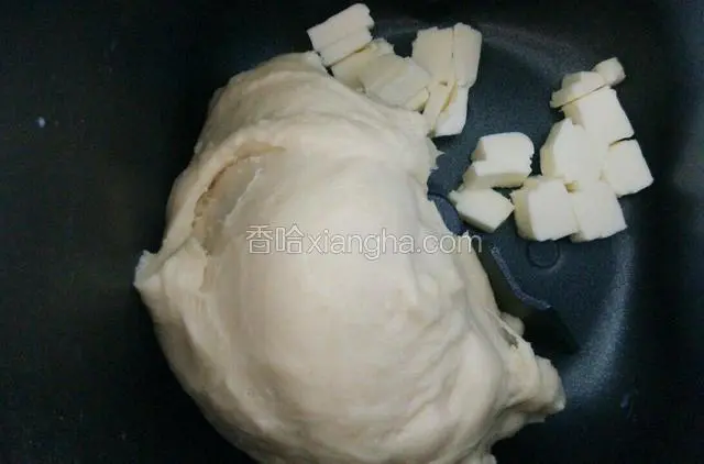 加入切小丁的黄油，继续和面功能键1次