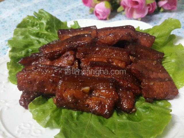 把南乳肉铺到生菜上即可上桌了