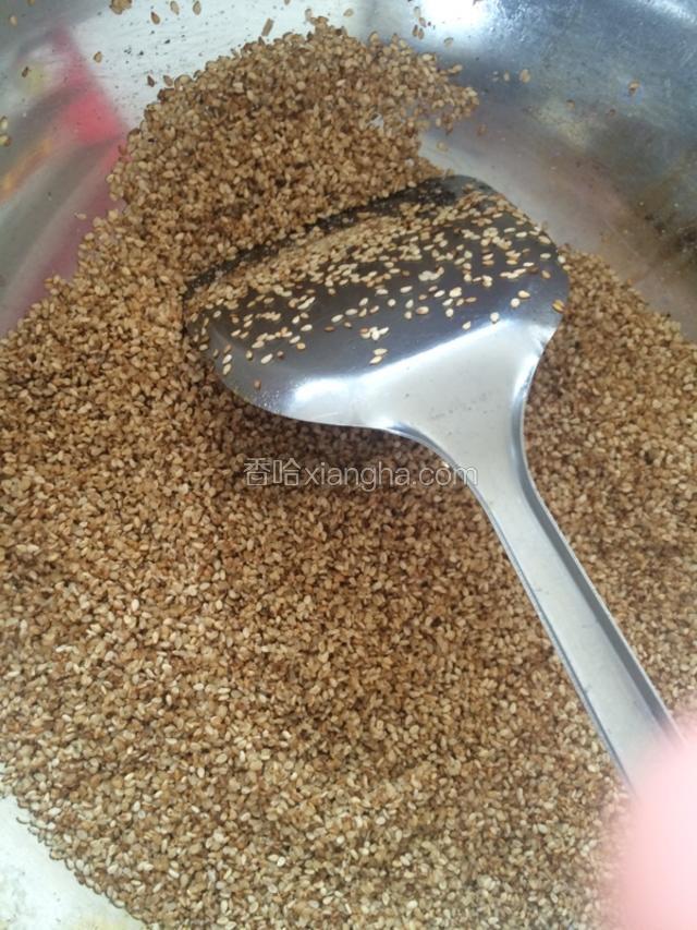 小火锅热放入芝麻，微黄可以闻见香味