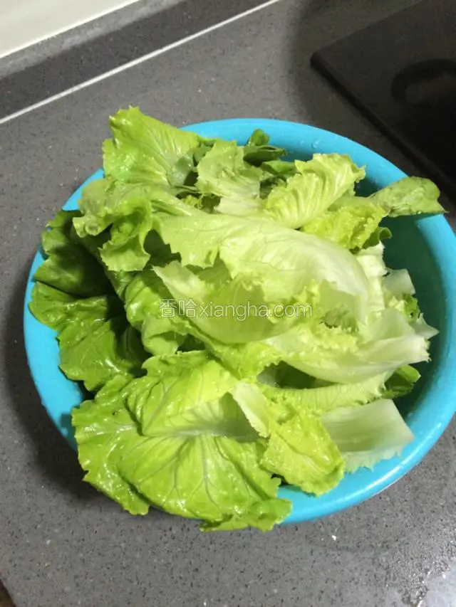 生菜洗净沥干水分备用。