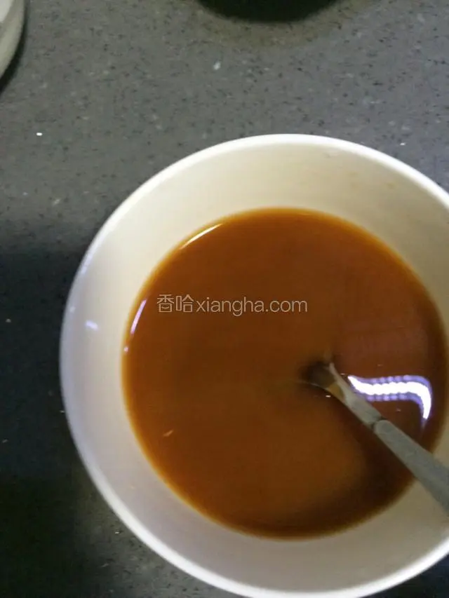小半碗清水、加入生粉，蚝油，生抽拌匀。