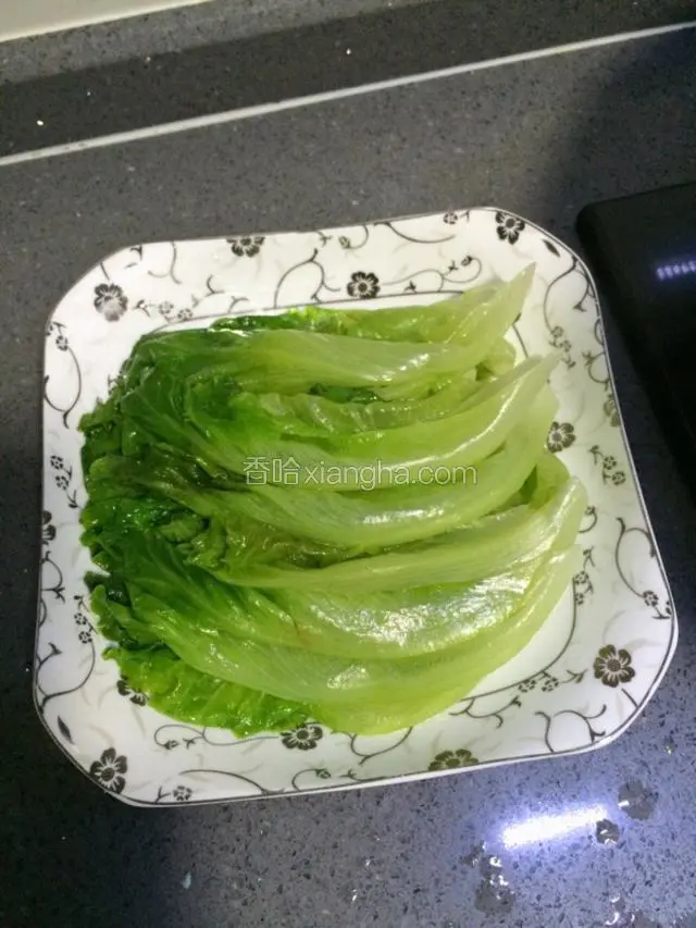 整齐的摆入盘内。