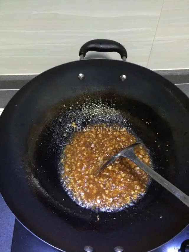 然后倒入那碗准备好的蚝油汁煮沸。
