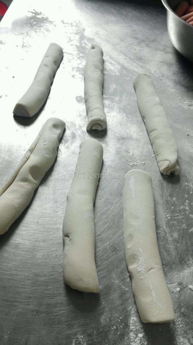 面团先搓成粗条状