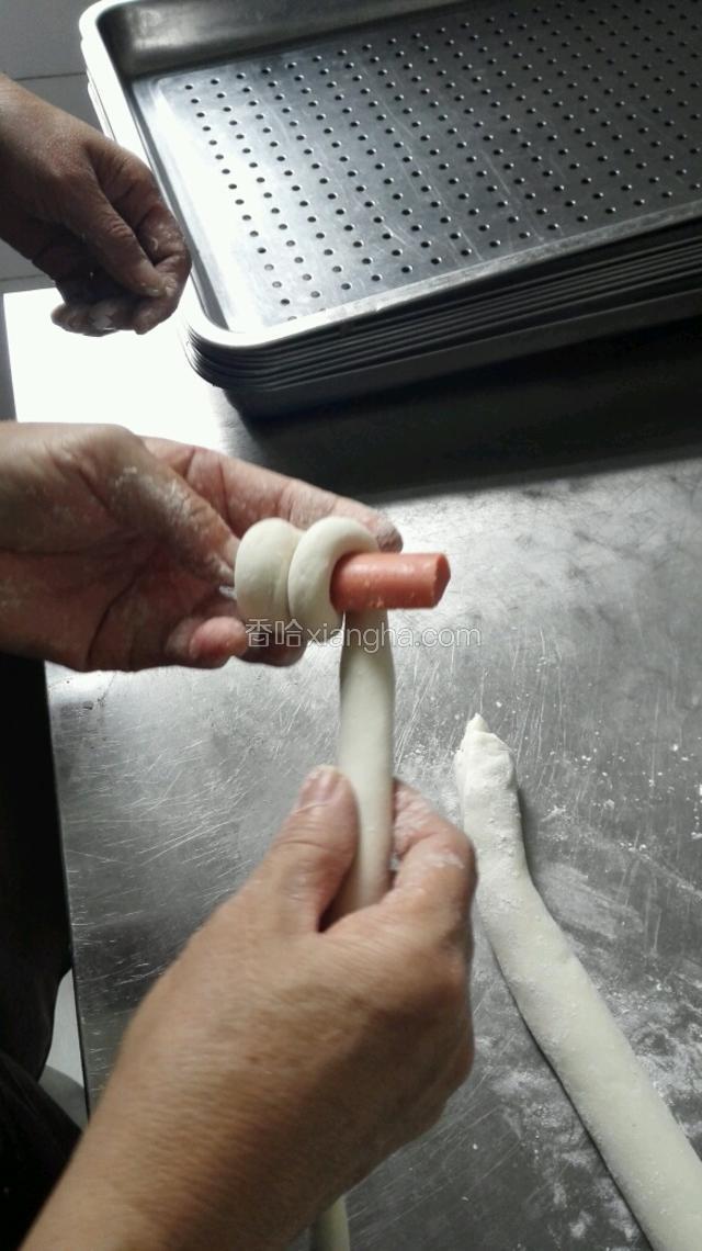 用搓细的面条包裹火腿肠