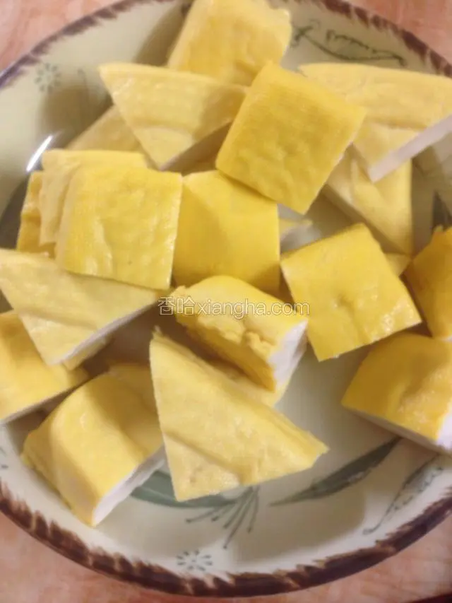 豆腐洗水，切块，大小随便。