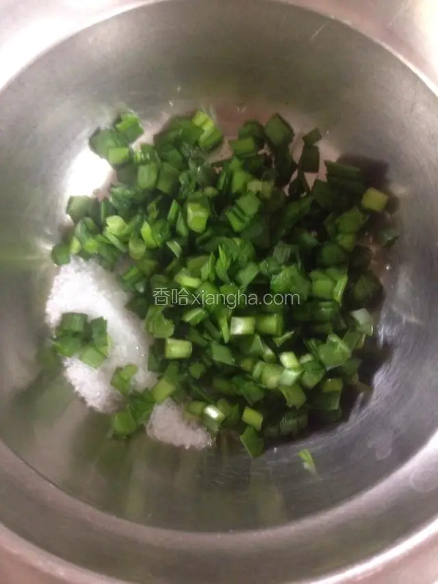 韭菜切碎，蒜头剁碎加入盐，备用。