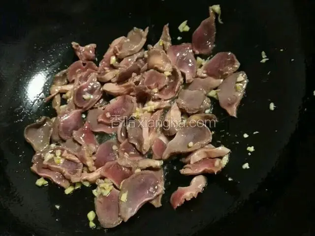 倒入腌制好的鸭胗，加入适量盐，爆炒至变色，装起待用。
