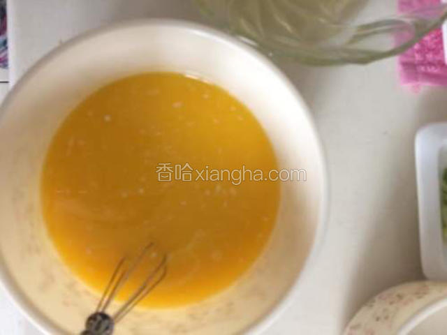 将拌匀的黄油和牛奶混合液倒入蛋黄中拌匀