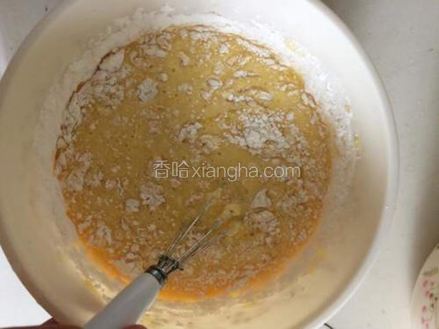 蛋黄液筛入低筋面粉