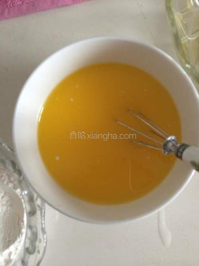 融化的黄油中加牛奶拌匀