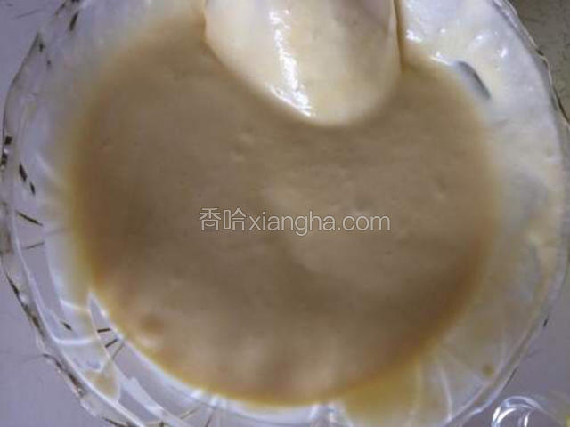 三分之一蛋白霜加入蛋黄糊拌匀，再取三分之一蛋白霜加入蛋黄糊中拌匀，最后将全部蛋黄糊加入剩余蛋白霜中拌匀，从下往上拌，不要打圈，防止出筋。