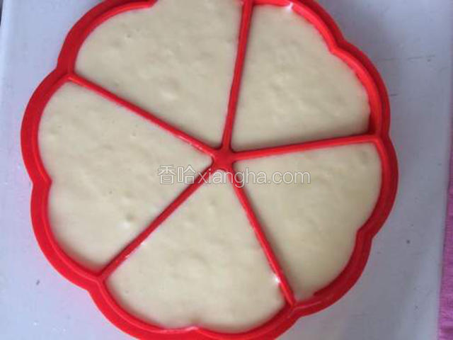 华夫糊倒入模具，轻轻震动，震出气泡。