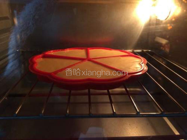 烤箱上下火预热180度，放入模具。