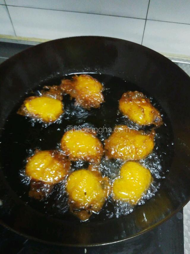 面糊两面炸至浅褐色即可