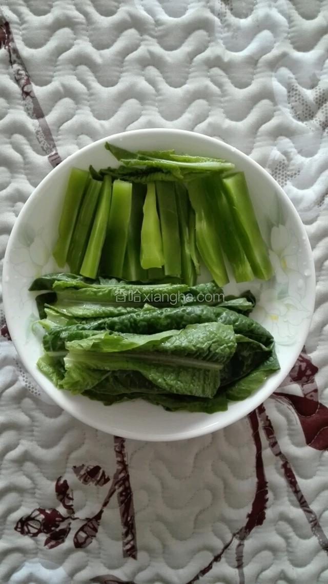 莴笋洗净削皮，切成条状，莴笋叶洗净切成一半，置于盘中，以备待用。