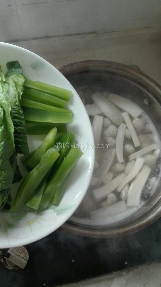 鸡腿菇与白芸豆同煮20分钟后，倒入莴笋。