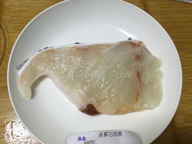 龙胆石斑擦盐腌制一小时