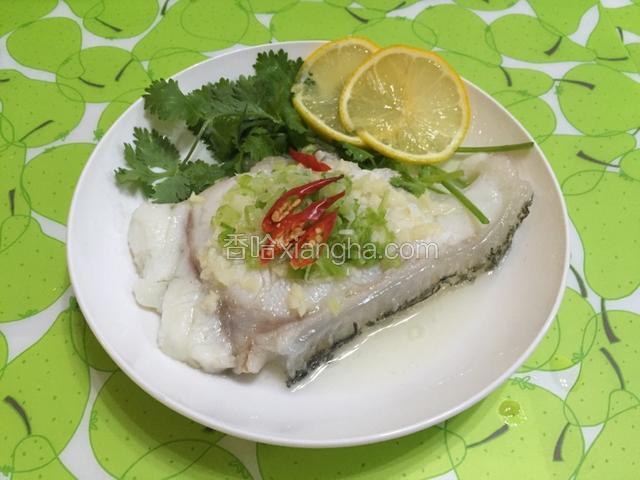 时间到出锅，香菜作点缀，柠檬片泡在鱼汁里有淡淡的柠檬香哦。