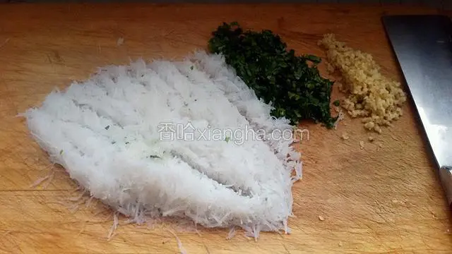 然后切碎粉丝，香菜，姜各切碎