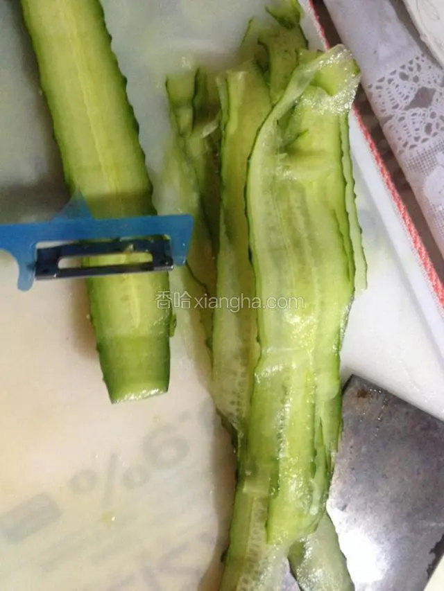 黄瓜洗净削薄条